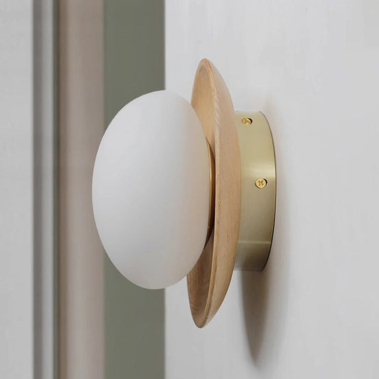 WhiteWood Glow – Enkel Væglampe i Naturligt Træ og Hvidt Design til Moderne og Nordisk Indretning
