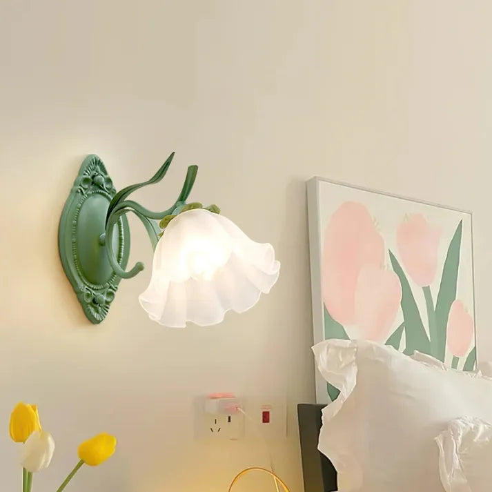 LilyBell Glow – Elegant Væglampe i Liljekonvaldesign til Romantisk og Naturlig Indretning