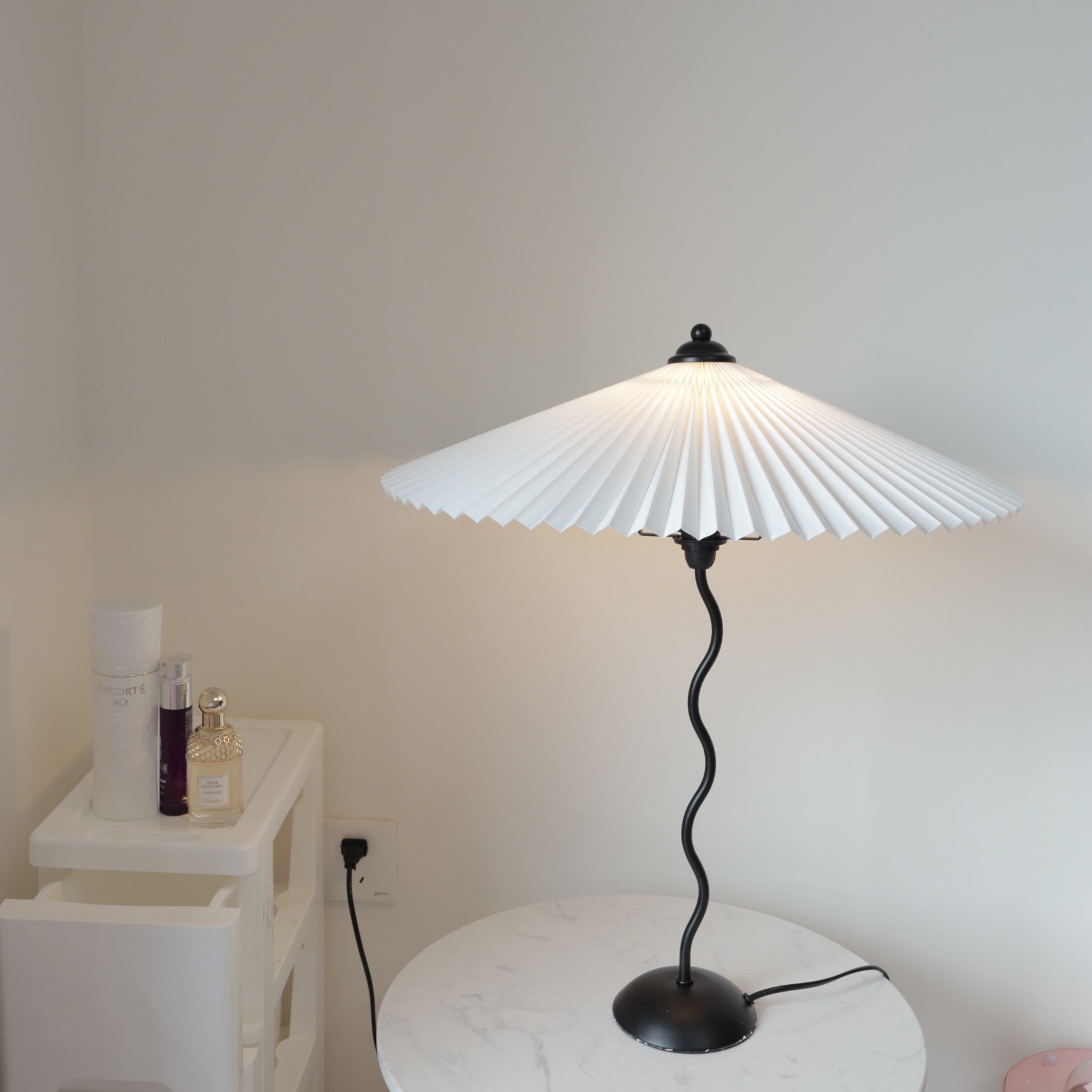 Squiggle bordlampe – Moderne stilfuld lampe til stue, soveværelse og kontor