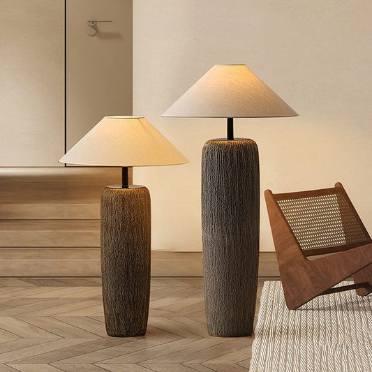 Gulvlampe i vejrbidt træ – Naturlig stilfuld lampe til stue, soveværelse og kontor