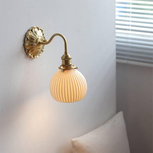 BrassCeram Glow – Elegant Væglampe i Keramik med Messingdetaljer til Klassisk og Moderne Indretning