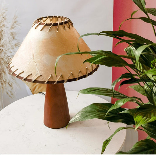 CenturyWood – Eksklusiv Bordlampe i Massivt Træ med Klassisk Århundredestil