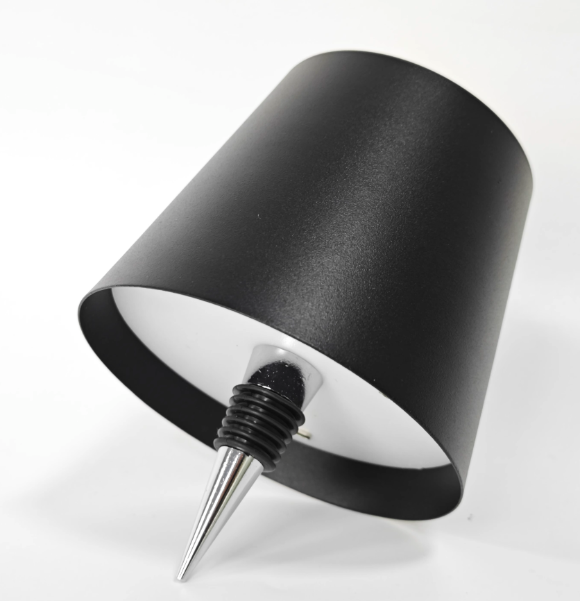 BottleLight – Genopladeligt Bordlampehoved til Vinflasker i DIY Design