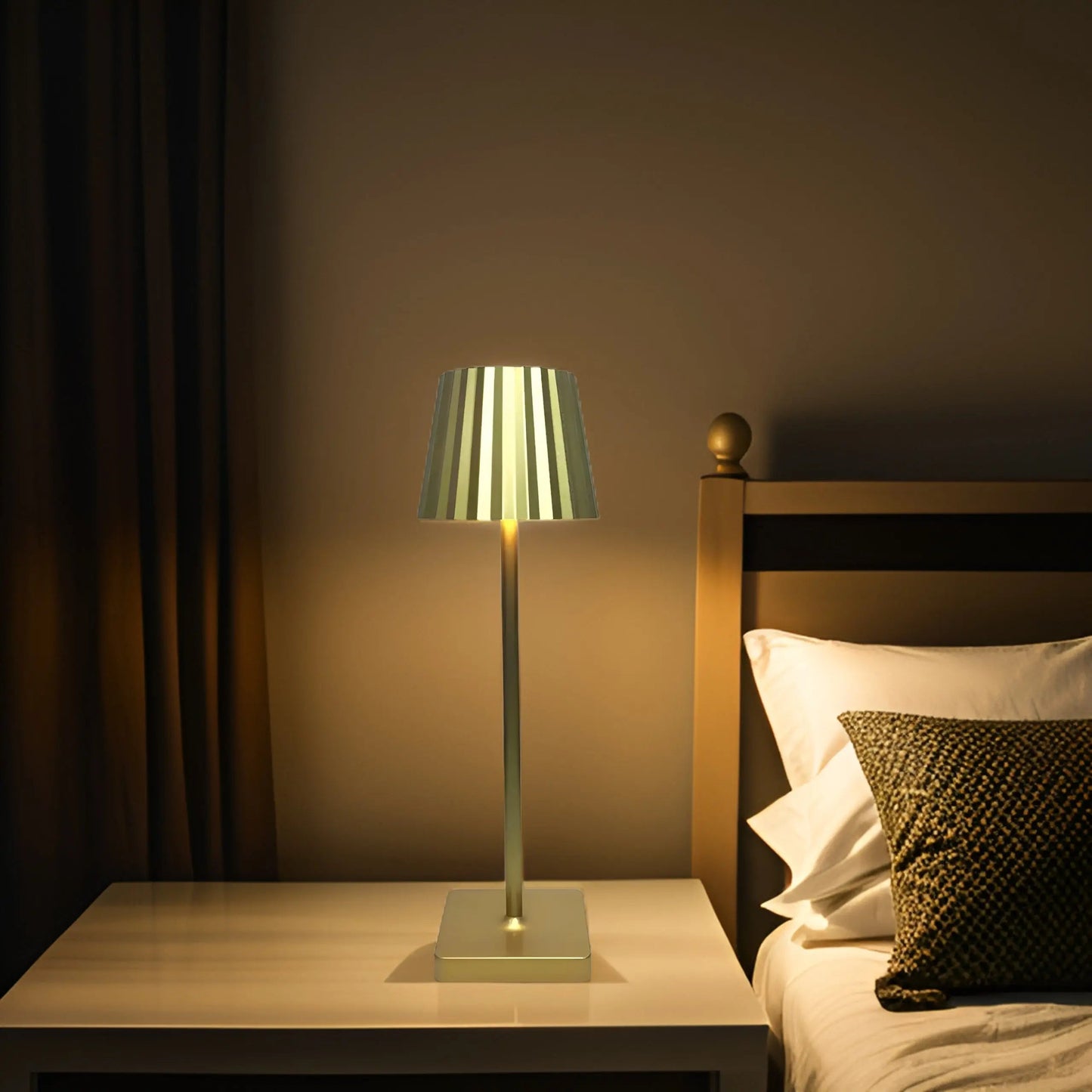 LumoLuxe Halo – Moderne Trådløs LED Bordlampe med USB-opladning
